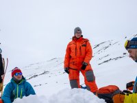 Leena Leppänen explains how to analyse the snowpit. photo by: @Vojta Moravec